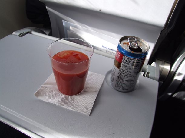 Campbell's_tomato_juice_on_a_flight_of_Icelandair_-_rear_side_of_can