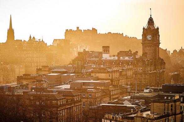 Nejkrásnější pohled na srdce Edinburghu s hodinovou věží hotelu Balmoral a hradem se vám naskytne z kopce Calton Hill.