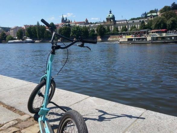 Případné znechucení z všetečných turistů, kteří zírají a cvakají třemi fotoaparáty najednou, můžete zklidnit pohledem na Prahu. Je to krásný kýč a vždycky to funguje