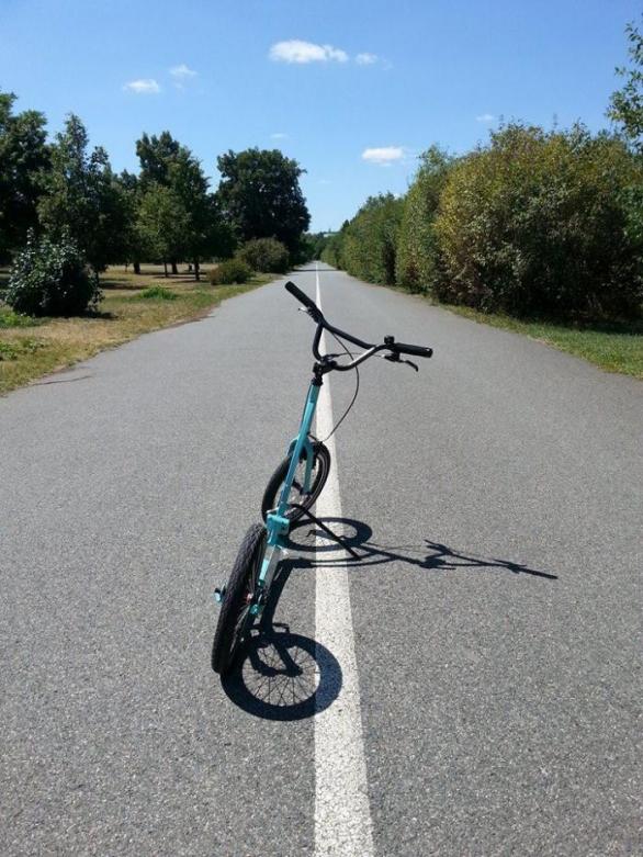 Když je o víkendu Praha vypečená, je překvapením, že se tu každou chvíli na Letné nestrkáte s cyklisty. Kde všichni jsou? Jo, u chaty na molu rybníka a snaží se přežít. Koloběžkáři si tu v tyhle dny užívají klidu