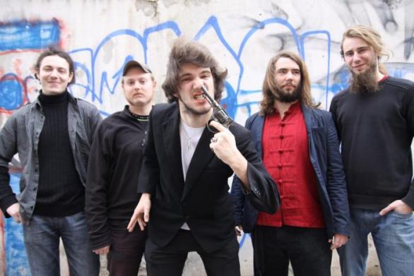Pražská kapela Hentai Corporation hraje těžko definovatelnou směsici trash metalu a rock&#039;n&#039;rollu. Všichni členové jsou výborní instrumentalisté a jsou ceněni kritiky z Česka i zahraničí. Jen na Dačice je jejich tvorba málo buranská.