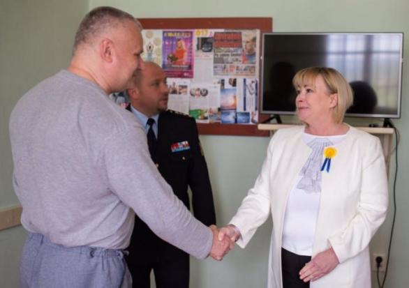 Jiné první dámy navštěvují dětské domovy a domovy důchodců. Ivana Zemanová raději zajede do vězení za Jiřím Kajínkem.