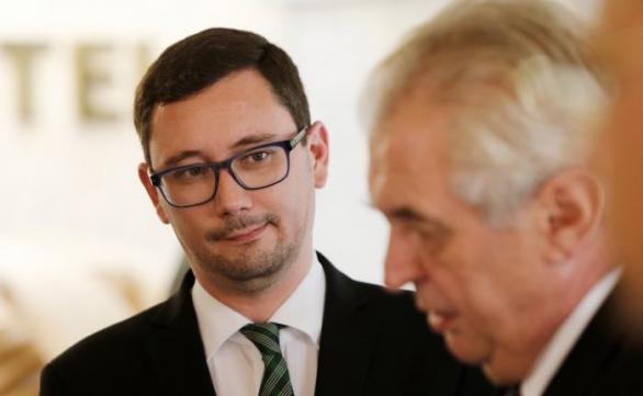 Prezentuje názory pana prezidenta, hájí názory pana prezidenta, hájí pana prezidenta a nově za něj i útočí na druhé, když si to pan prezident nešikovně zakázal.