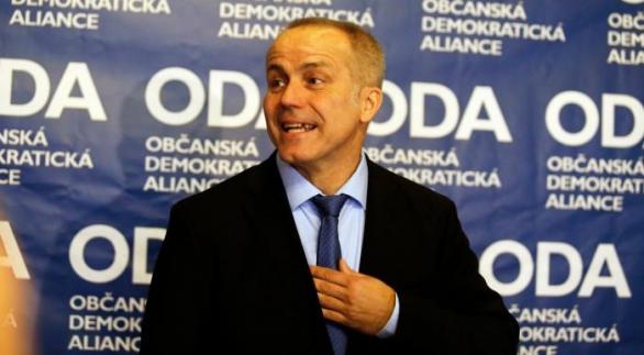 Předseda ODA Pavel Sehnal se ocitá v nelehké stiuaci. Nejprve mu stranu zdiskreditovali Plavec s Oganesjanem, nyní jí na důvěryhodnosti nepřidají odpadlíci od ČSSD.