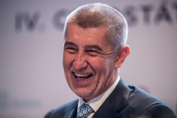 Andrej Babiš sice čelí hrozbě trestního stíhání, ale stačí mu vyhrát volby, a problému se může elegantně zbavit.