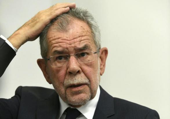 Popleta Van der Bellen by rád bojoval proti islamofobii, místo toho ji ale svými neobratnými výroky nechtěně přiživuje.