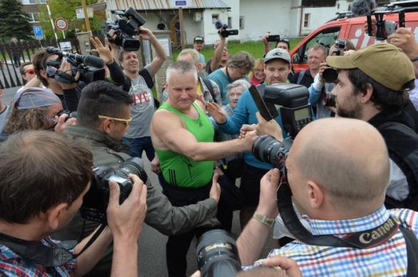 O Kajínka je enormní zájem a nikomu se nechce respektovat jeho soukromí. Takhle si to asi nepředstavoval.