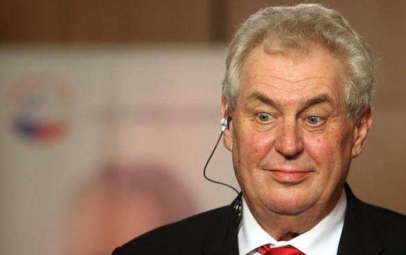 Když mu místo něj samotného vyskočily na obrazovce nahotinky, Zeman nejspíš nevycházel z údivu.