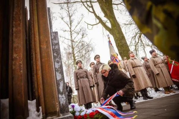 Šlechtová pokládá věnec u památníků českých legionářů, kteří bojovali u Bachmače.
