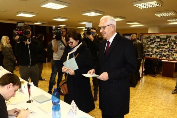 Jiří Drahoš je od začátku kampaně nejvíc favorizovaným &quot;antiZemanem&quot;. Klapne to?