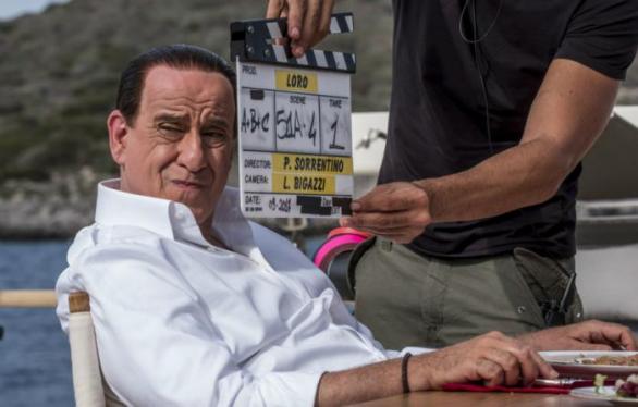 Berlusconiho ztvárnil Sorrentinův dvorní herec Tony Servillo. Maskéři se na něm skutečně vyřádili.