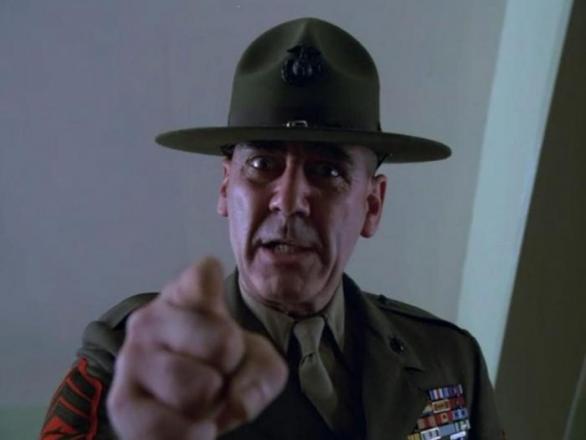R. L. Ermey aka seržant Hartman děsil všechny milovníky Olověné vesty. Herec v neděli zemřel.