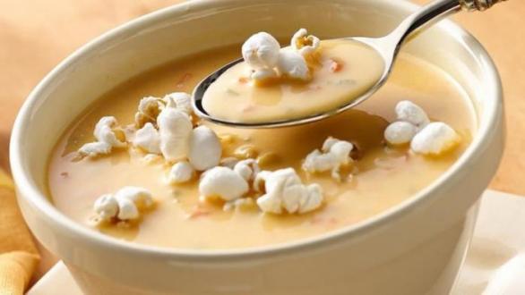 Pivní polévka s popcornem navrch je skvělý nápad na páteční večeři
