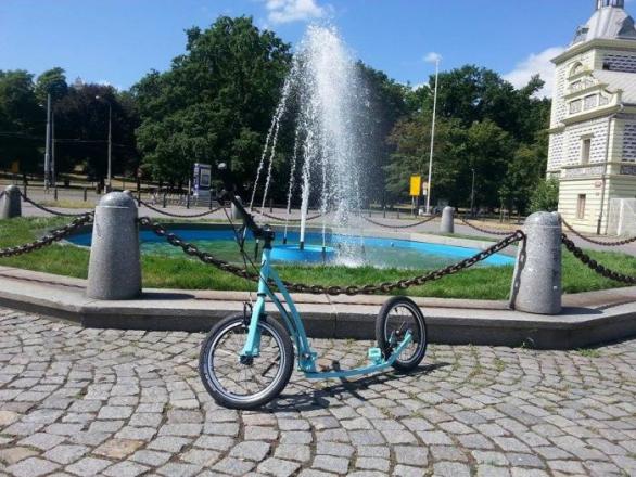 MIBO Mastr je skládací. Má dvě velká šestnáctková kola, přední i zadní brzdy a tuhle nádhernou tyrkysovou barvu, která mi ten den perfektně sedla k tričku. Nemohla jsem být jako ženská víc spokojenější