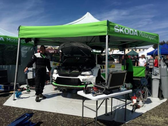 V servisu můžete koukat mechanikům přímo pod ruce. Muži obdivují motory, ženy mechaniky.