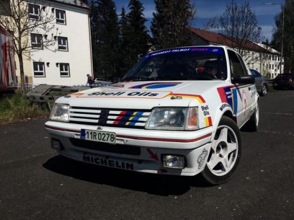 S novým jarem nový harém - některé staré hlášky na rally neplatí. Staré auto holky totiž pořád jezdí dobře.