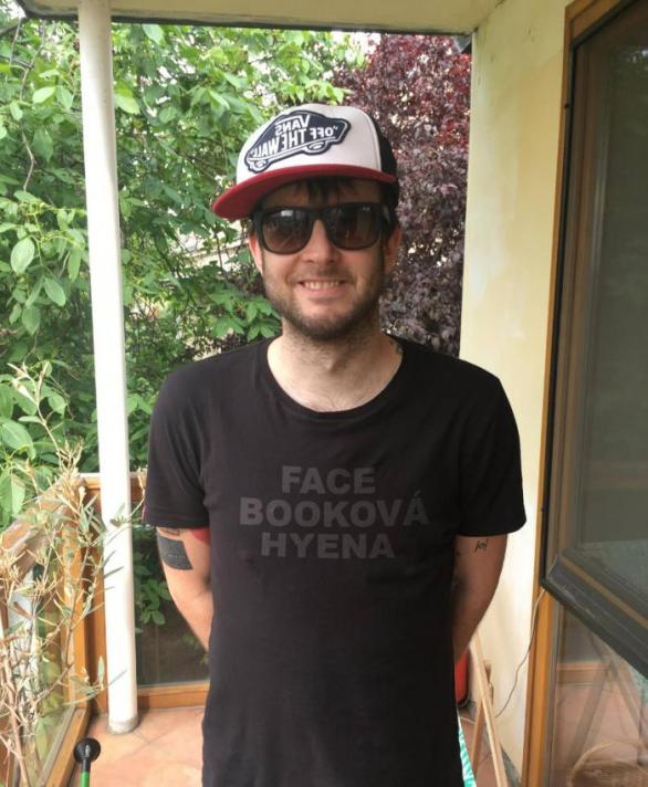 Na fotografii z června se TMBK ještě usmívá. Teď mu do smíchu moc není, když musí dělat dělat denně osm koláží z Babišovy svatby, aby měla jeho rodina co jíst