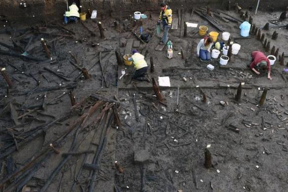Zbytky oválného, na kůlech stojícího domu z doby bronzové. Podle archeologů se nejspíš zřítil po žhářském útoku  