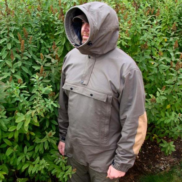 Anorak dělá anorakem navlékání přes hlavu a velká kapsa na hrudi