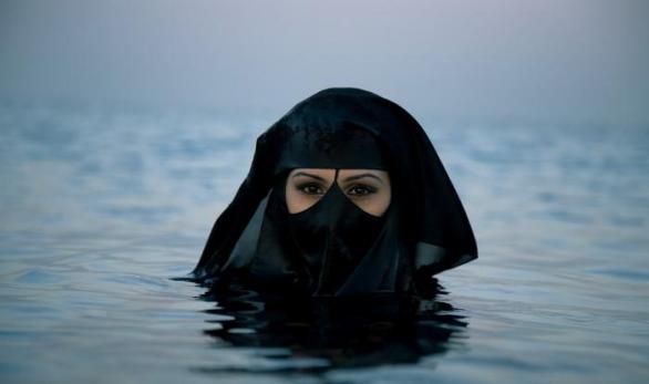 Musllimská aktivistka Dr. Yasmina Al-Hazeemi se při pohledu na &quot;tlusté bílé mrože&quot; tváří znechuceně 