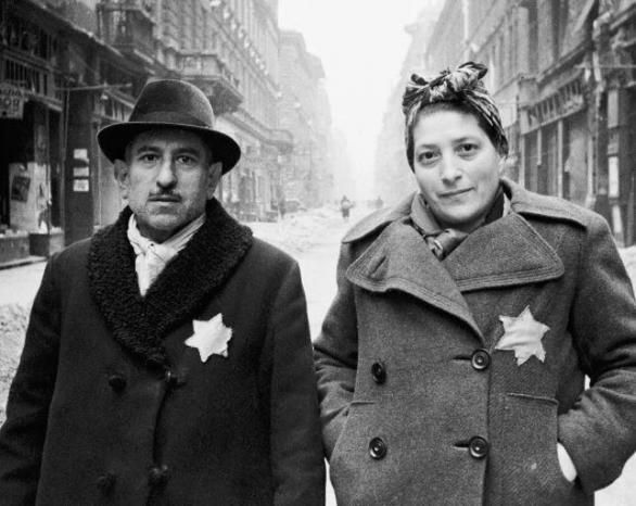 Přirovnávat uprchlíky k Židům za druhé světové války je přinejmenším nevkusné. Pomáhat si u toho lží je pak vyloženě neúctou k obětem holokaustu. 