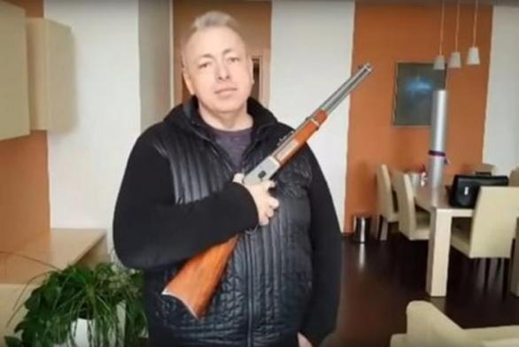 Chcete aby vás okolí bralo vážně? Natočte se doma s Winchestrovkou, to nemůže nevyjít.
