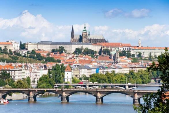 Katedrála již zmátla mnoho turistů, kteří se domnívali, že se jedná o onen hrad na Pražském hradě. Zbouráním by se předešlo dalším trapným nedorozuměním.