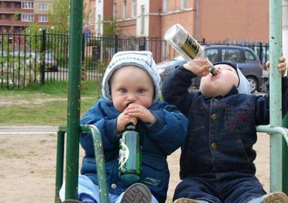 Od té doby, co se mladej vrátil od dědy, jenom se poflakuje po venku, tahá se s pochybnými kamarády a chlastá na houpačce