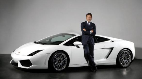 Je naprosto v pořádku, pokud tomuto muži závidíte to auto. Nesnášíte ho, protože takové auto má a vy ne? Že ne? Dobře vy