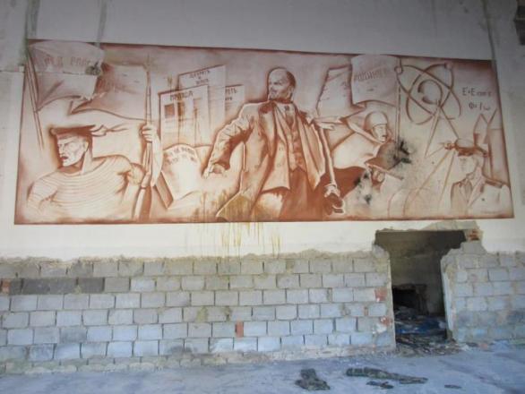 Zločinec Lenin už leží na smetišti dějin