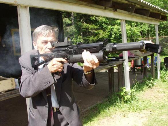 Jablko nepadá daleko od stromu a tak se i Kalašnikovův syn Viktor stal konstruktérem zbraní. 