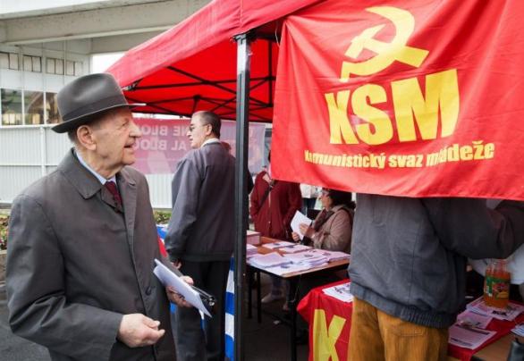 Milovníci komunismu v čele s Miloušem Jakešem si prvomájové oslavy nenechají ujít ani dnes. Na pražském Výstavišti to pak vypadá jako v socialistickém skanzenu.
