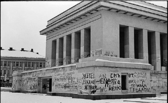 Po pádu bulharského komunismu šel nejprve Dimitrov pod zem a následně jeho omšelé mausoleum k zemi.
