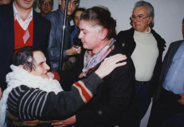 Stará vdova se setkává s ženou, která jí zachránila život. Ona sama před 50 lety zachránila život jejímu otci.