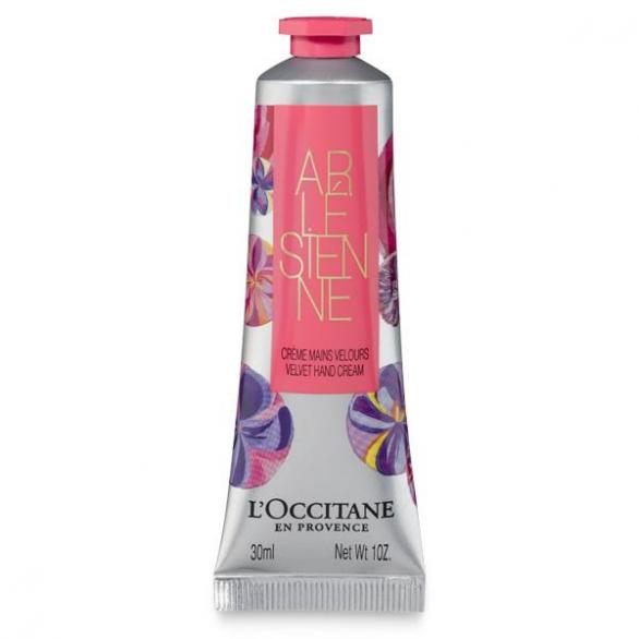 Tento sametově hebký krém Arlésienne od L&#039;Occitane, který je obohacený o  hydratační složky přírodního původu, zajistí pokožce rukou jemnost a výživu a zahalí je do osvěžující vůně arleské kytice složené z růže, fialky a šafránu. Cena 205 Kč za 30 ml