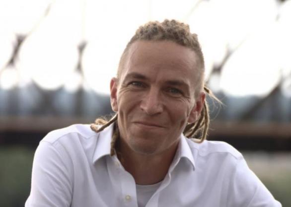 Předseda Pirátů Ivan Bartoš se živí jako odborník na IT. S řidičákem skupiny D by mohl v případě, že ho počítače a politika omrzí, třeba řídit autobus.