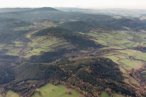 Předhůří Šumavy, země ozdobená větrolamy, chloumky a alejemi. Znáte v Česku něco půvabnějšího?