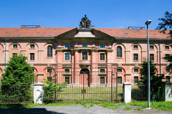 Pražská Invalidovna by potřebovala rekonstrukci jako sůl. Kdyby ji navíc platil někdo jiný než český stát, byla by to výhra.