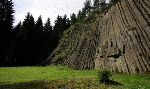 Rotavské varhany – geologický útvar s ukázkou odlučností čediče u obce Rotava