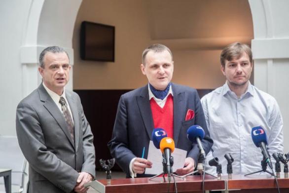 Někdejší hvězdy Věcí veřejných. Chaloupka skončil před soudem kvůli rasismu, Vít Bárta kvůli uplácení a Michal Babák skončil po hospodské rvačce bez zubů.