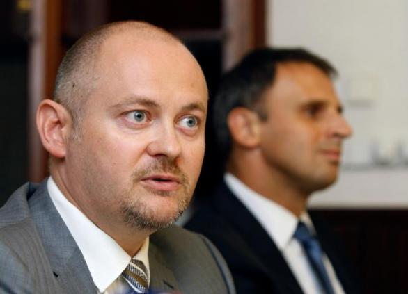 Jak Zimola, tak Michal Hašek jsou oba oblíbenci Miloše Zemana. Zatímco Hašek to v politice zabalil hned po volbách, Zimola ho následuje nyní.