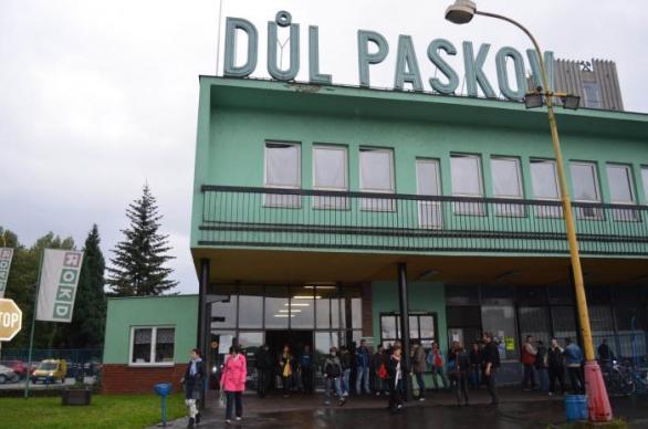 Důl Paskov se uzavřel a horníci dostali na výběr jít pracovat jinam nebo nepracovat vůbec. Většina zvolila druhou variantu.
