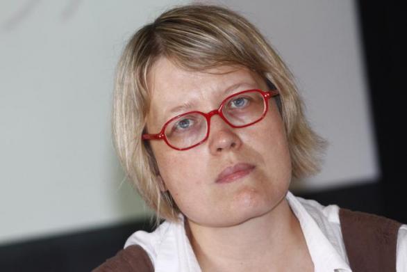 Pražská radní pro územní rozvoj Petra Kolínská, ztělesnění rčení o tom, že cesta do pekel bývá dlážděna dobrými úmysly.