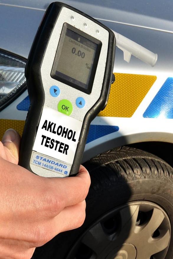 Nemyslete si, že policistům s alkotestery uniknete tím, že neřídíte. Kontrolovat a pokutovat vás můžou i na vodě.