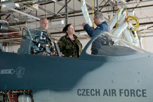 Troufl by si Miloš Zeman o své ženě a nově i šéfové své volební kampaně říct, že je stíhačka?