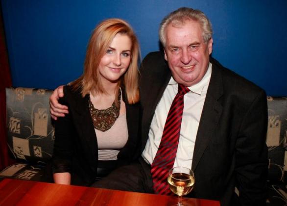 Spokojené chvíle s dcerou Kateřinou a manželkou Ivanou, které díky náročné práci zanedbával. To je to, co si Miloš Zeman zaslouží.