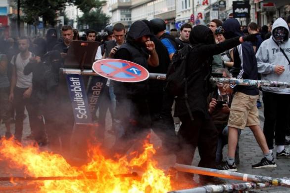 Čím dříve si společnost uvědomí, že levicový extremismus je stejně škodlivý jako ten pravicový, tím lépe.