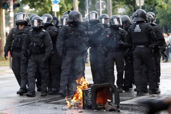 Při střetech s ultralevicí bylo v Hamburku zraněno přes 200 policistů. Podle levicových politiků si za to můžou sami, protože moc ostře zasáhli proti tomu, že po nich někdo házel zápalné láhve a snažil se je zabít.