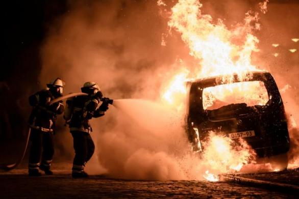 Nesouhlasíte se systémem? Zapalte sousedovi auto a pak se mu vysmějte do obličeje, ať mu nové zaplatí zloději z pojišťoven.
