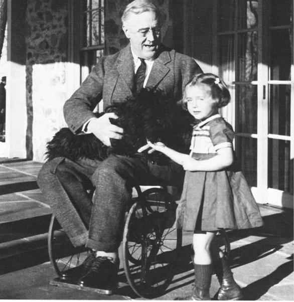 Významný státník Franklin Delano Roosevelt nemohl chodit, protože měl obrnu. Bezvýznamný státník Miloš Zeman nemůže chodit, protože chlastá.